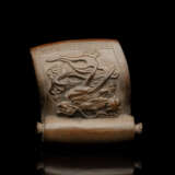 Netsuke aus Holz in Form eines Rollbilds mit reliefierter Darstellung eines Drachens - Foto 1