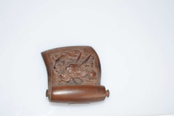 Netsuke aus Holz in Form eines Rollbilds mit reliefierter Darstellung eines Drachens - Foto 2