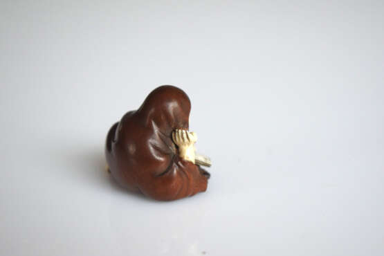 Netsuke des Daruma ein Buch lesend mit Hossu-Wedel aus Holz teils mit Elfenbein und Horn eingelegt - photo 4