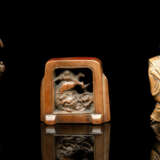 Drei Netsuke aus Holz: Affentrainer, Schauspieler mit Fächer, und Stellschirm mit Shishi im Durchbruch geschnitzt - Foto 1
