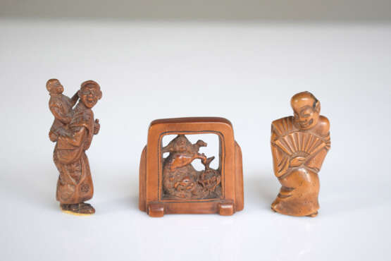 Drei Netsuke aus Holz: Affentrainer, Schauspieler mit Fächer, und Stellschirm mit Shishi im Durchbruch geschnitzt - photo 2