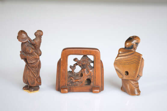Drei Netsuke aus Holz: Affentrainer, Schauspieler mit Fächer, und Stellschirm mit Shishi im Durchbruch geschnitzt - Foto 3