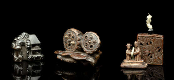 Drei Netsuke aus Holz: Lotos-Kapseln mit beweglichen Samen, ein Hako-Netsuke und eine architektonische Anlage - photo 1