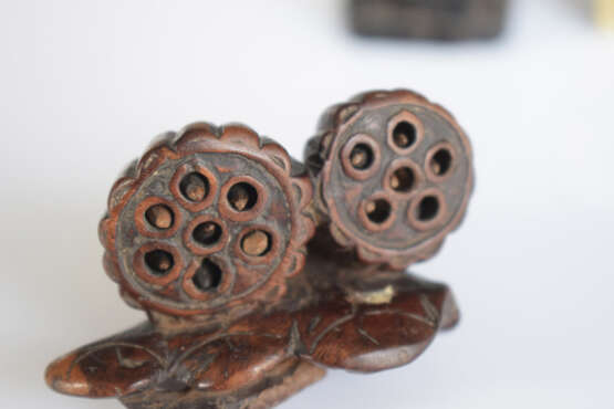Drei Netsuke aus Holz: Lotos-Kapseln mit beweglichen Samen, ein Hako-Netsuke und eine architektonische Anlage - Foto 4