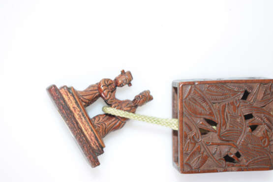Drei Netsuke aus Holz: Lotos-Kapseln mit beweglichen Samen, ein Hako-Netsuke und eine architektonische Anlage - photo 7
