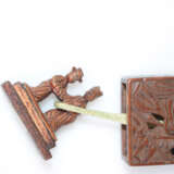 Drei Netsuke aus Holz: Lotos-Kapseln mit beweglichen Samen, ein Hako-Netsuke und eine architektonische Anlage - Foto 7