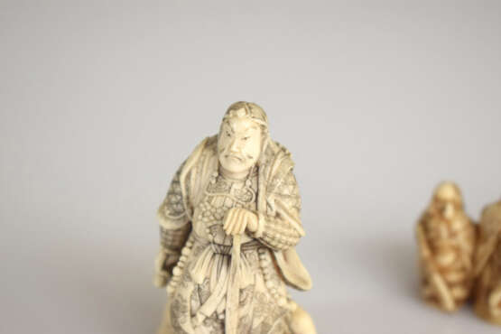 Drei Okimono aus Elfenbein: Gärtner, Generäle am Tisch und Figurengruppe - photo 4