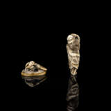 Zwei Netsuke aus Hirschhorn bzw. Elfenbein mit Darstellung eines stehenden Sennin und einem Frosch mit Schildkröte auf einem Lotusblatt - photo 1