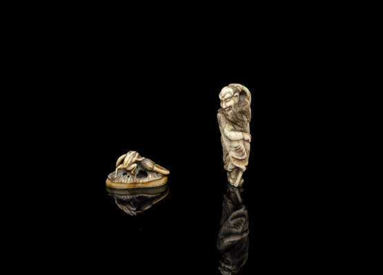 Zwei Netsuke aus Hirschhorn bzw. Elfenbein mit Darstellung eines stehenden Sennin und einem Frosch mit Schildkröte auf einem Lotusblatt - фото 1