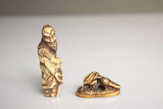 Zwei Netsuke aus Hirschhorn bzw. Elfenbein mit Darstellung eines stehenden Sennin und einem Frosch mit Schildkröte auf einem Lotusblatt - Foto 2
