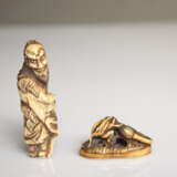 Zwei Netsuke aus Hirschhorn bzw. Elfenbein mit Darstellung eines stehenden Sennin und einem Frosch mit Schildkröte auf einem Lotusblatt - фото 2