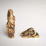 Zwei Netsuke aus Hirschhorn bzw. Elfenbein mit Darstellung eines stehenden Sennin und einem Frosch mit Schildkröte auf einem Lotusblatt - photo 3