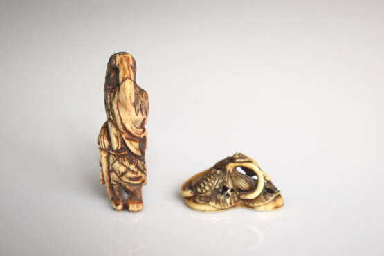 Zwei Netsuke aus Hirschhorn bzw. Elfenbein mit Darstellung eines stehenden Sennin und einem Frosch mit Schildkröte auf einem Lotusblatt - фото 3