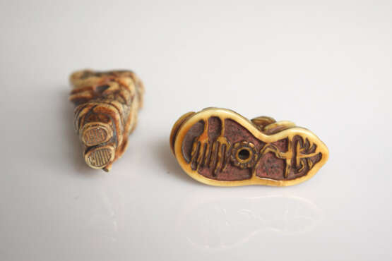 Zwei Netsuke aus Hirschhorn bzw. Elfenbein mit Darstellung eines stehenden Sennin und einem Frosch mit Schildkröte auf einem Lotusblatt - photo 4