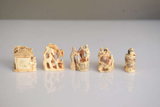 Fünf Netsuke und Okimono aus Elfenbein mit figürlichen Darstellungen u.a. einem erotischen Sujet - photo 3