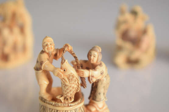 Fünf Netsuke und Okimono aus Elfenbein mit figürlichen Darstellungen u.a. einem erotischen Sujet - Foto 6