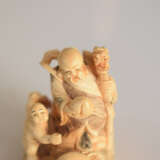 Fünf Netsuke und Okimono aus Elfenbein mit figürlichen Darstellungen u.a. einem erotischen Sujet - photo 7