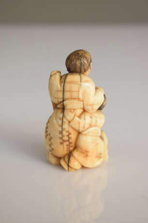 Okimono aus Elfenbein mit Darstellung des Kanzan und Jitoku mit einer Handrolle - Foto 3