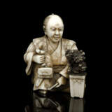 Okimono eines sitzenden Mannes einen Bonsai betrachtend aus Elfenbein - фото 1