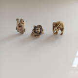 Drei Netsuke aus Elfenbein, u.a. Oni und Sambaso-Tänzer - photo 2