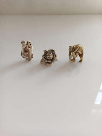 Drei Netsuke aus Elfenbein, u.a. Oni und Sambaso-Tänzer - photo 2
