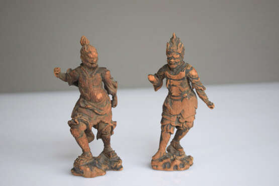 Zwei geschnitzte Figuren aus Holz mit Darstellungen des Bidhamonten und des Fudô-Myôo - Foto 2