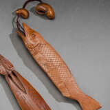 Dreiteiliges Inro aus beschnitztem Holz in Form eines Hechts mit Netsuke und Ojime aus Holz in Form eines Karpfens - фото 1