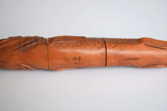 Dreiteiliges Inro aus beschnitztem Holz in Form eines Hechts mit Netsuke und Ojime aus Holz in Form eines Karpfens - Foto 8