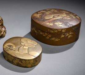 Zwei Deckeldosen aus Lack mit Goldlackdekor von Attributen der Glücksgötter bzw, ein Paar Fasane im Geäst eines Prunus