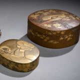 Zwei Deckeldosen aus Lack mit Goldlackdekor von Attributen der Glücksgötter bzw, ein Paar Fasane im Geäst eines Prunus - photo 1