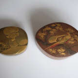 Zwei Deckeldosen aus Lack mit Goldlackdekor von Attributen der Glücksgötter bzw, ein Paar Fasane im Geäst eines Prunus - Foto 2