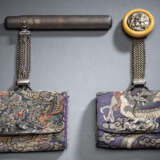 Zwei bestickte Hitotsusage mit Drachenmotiven und Kanamono aus Silber bzw, Shakudo - photo 1