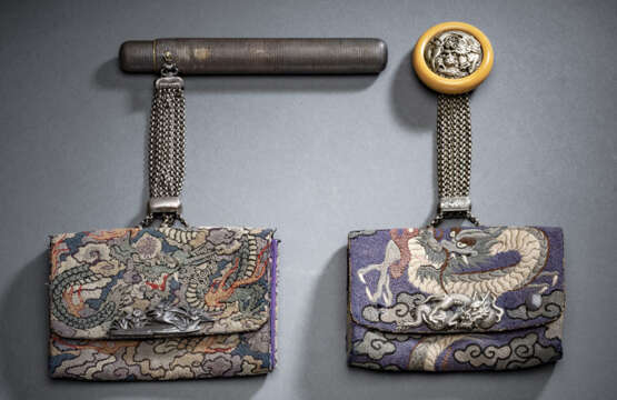 Zwei bestickte Hitotsusage mit Drachenmotiven und Kanamono aus Silber bzw, Shakudo - photo 1
