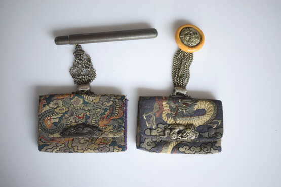 Zwei bestickte Hitotsusage mit Drachenmotiven und Kanamono aus Silber bzw, Shakudo - Foto 2