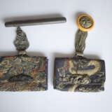 Zwei bestickte Hitotsusage mit Drachenmotiven und Kanamono aus Silber bzw, Shakudo - Foto 2