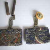 Zwei bestickte Hitotsusage mit Drachenmotiven und Kanamono aus Silber bzw, Shakudo - photo 7