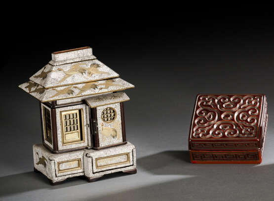 Quadratische Guri-Lackdose und Lackdose in Form eines Hauses mit einem Satz von vier kleinen Lackdosen im Interieur - photo 1