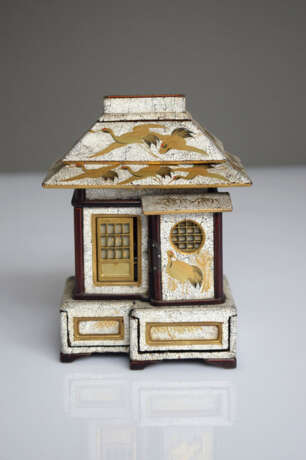 Quadratische Guri-Lackdose und Lackdose in Form eines Hauses mit einem Satz von vier kleinen Lackdosen im Interieur - Foto 6