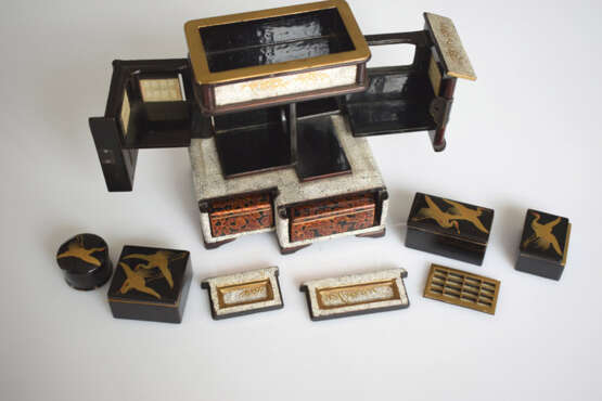 Quadratische Guri-Lackdose und Lackdose in Form eines Hauses mit einem Satz von vier kleinen Lackdosen im Interieur - Foto 11