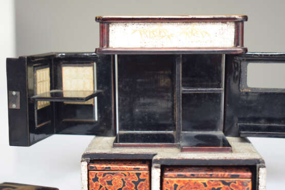 Quadratische Guri-Lackdose und Lackdose in Form eines Hauses mit einem Satz von vier kleinen Lackdosen im Interieur - фото 12