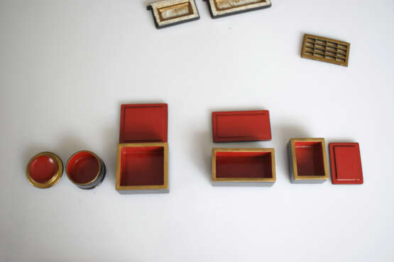 Quadratische Guri-Lackdose und Lackdose in Form eines Hauses mit einem Satz von vier kleinen Lackdosen im Interieur - Foto 13