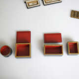 Quadratische Guri-Lackdose und Lackdose in Form eines Hauses mit einem Satz von vier kleinen Lackdosen im Interieur - photo 13