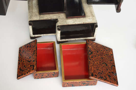 Quadratische Guri-Lackdose und Lackdose in Form eines Hauses mit einem Satz von vier kleinen Lackdosen im Interieur - photo 14