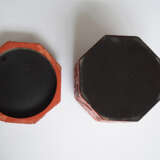 Geschnitzte, hexagonale Rotlackdose und Lackkasten - фото 5