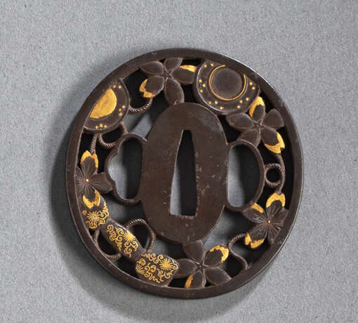 Tsuba aus Eisen mit floralem Dekor, teils mit Gold akzentuiert - photo 1