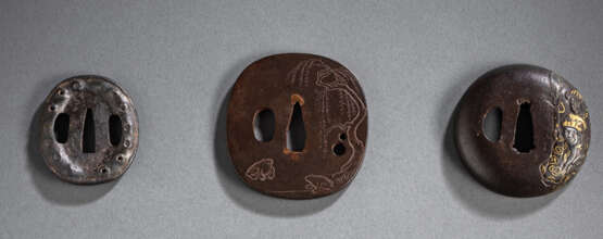Drei ovale tsuba aus Eisen, Japan, 18./19. Jh. - photo 1