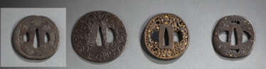 Konvolut von vier Eisen-tsuba mit verschiedenen Dekoren. Japan, Edo-Zeit, eines bez.: Umetatda