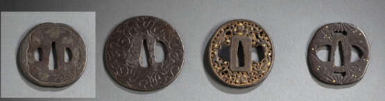 Konvolut von vier Eisen-tsuba mit verschiedenen Dekoren. Japan, Edo-Zeit, eines bez.: Umetatda - Foto 1