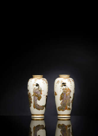 Paar Vasen mit feinem Dekor von Frauen und Kirschblütenzweigen - photo 1