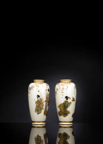 Paar Vasen mit feinem Dekor von Frauen und Kirschblütenzweigen - Foto 2